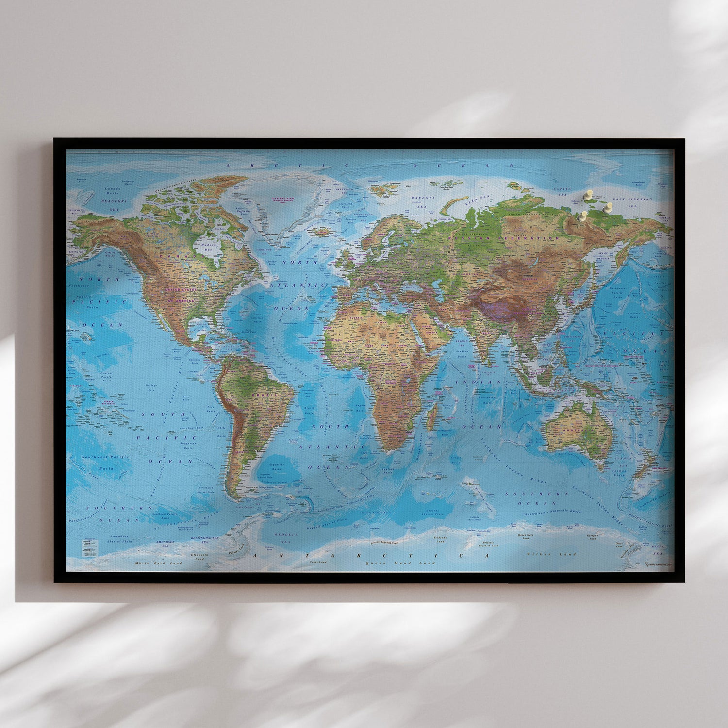 Verdenskort med sort ramme - Clarity - Opslagstavle - Incado