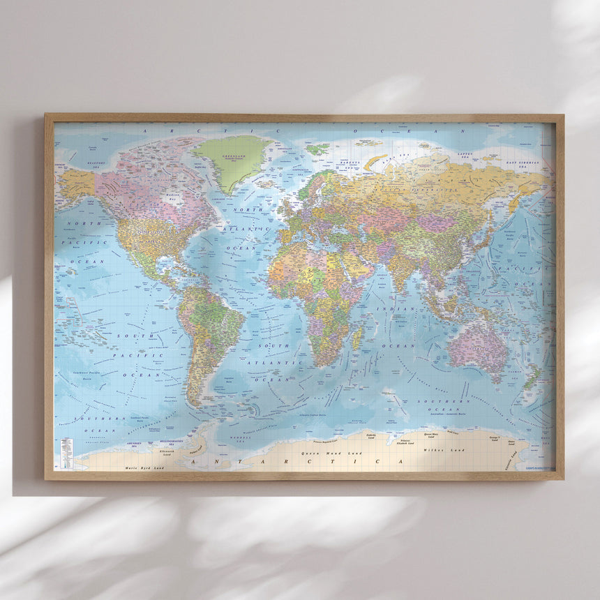 Verdenskort i egetræsramme - Politcal - Plakat - Incado