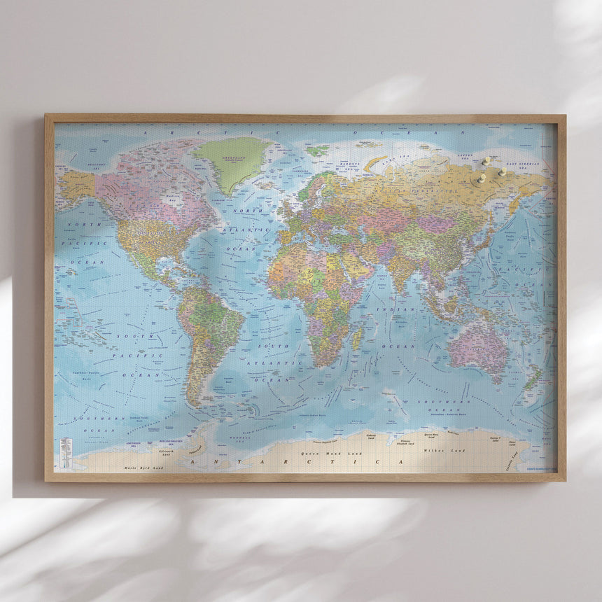 Verdenskort i egetræsramme - Political - Opslagstavle - Incado