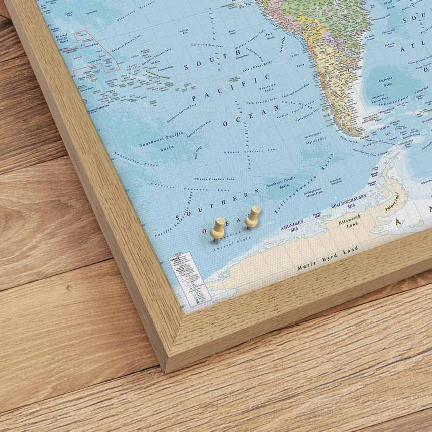 Verdenskort i egetræsramme - Political - Opslagstavle - Incado