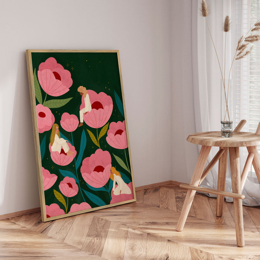 Plakat - Three Women Stitting on Large Pink Flowers - Bea Müller
