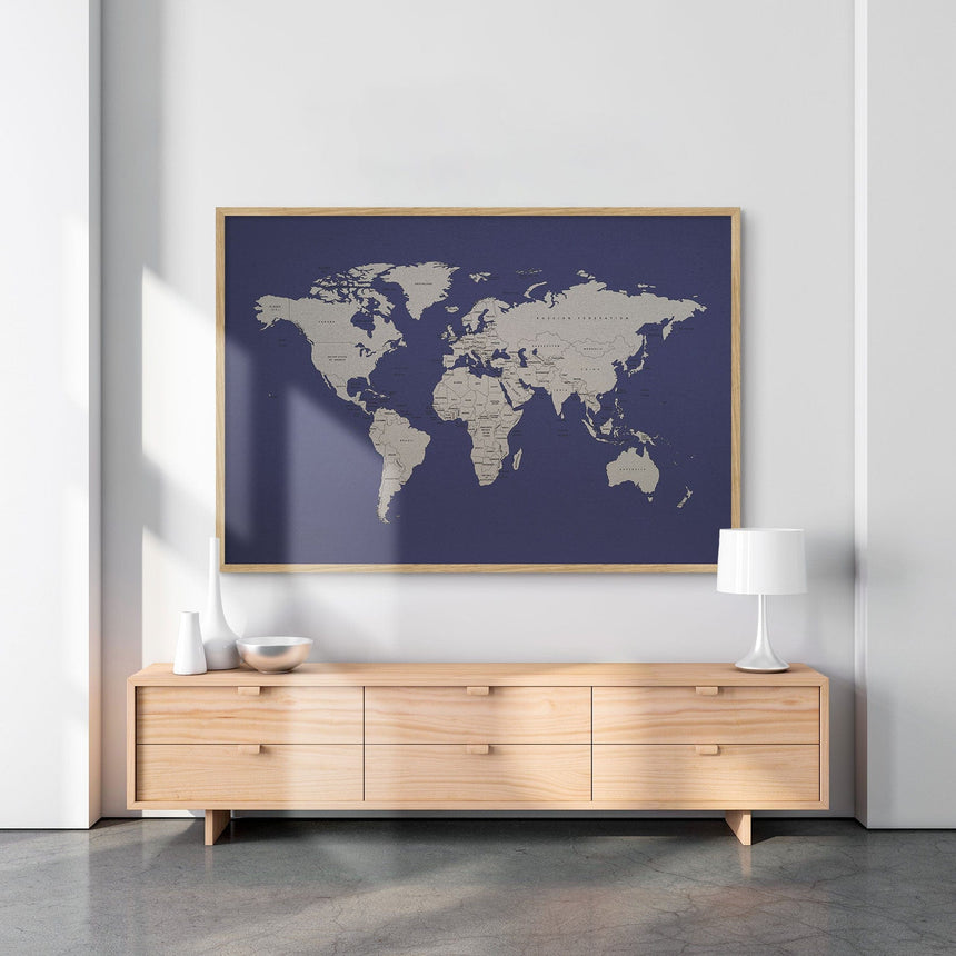 Hør verdenskort med egetræsramme - Blue Navy - Opslagstavle - Incado