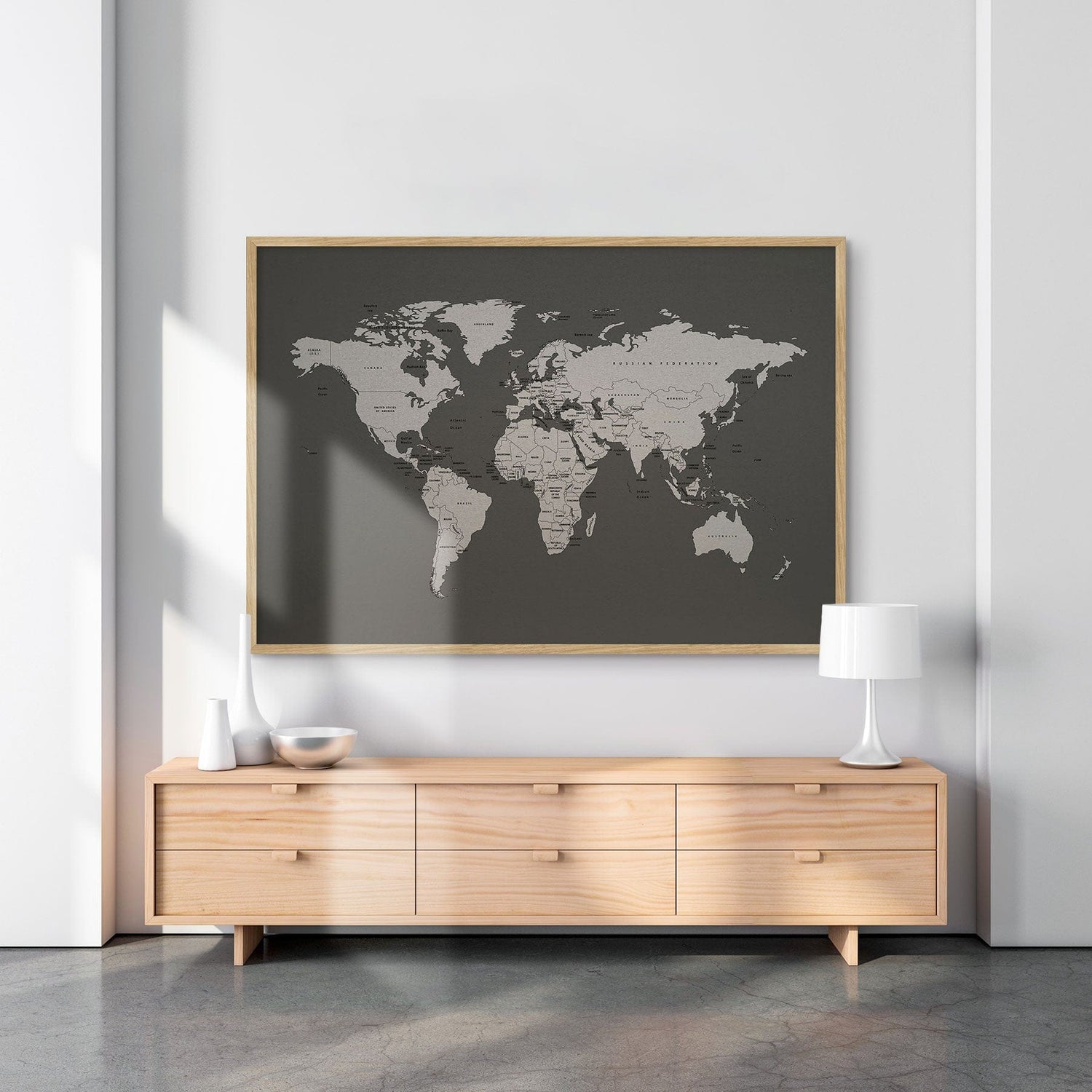 Hør verdenskort med egetræsramme - Cold Grey - Opslagstavle - Incado