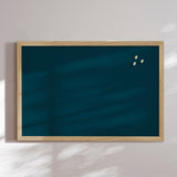 Opslagstavle med egetræsramme - Midnight Teal