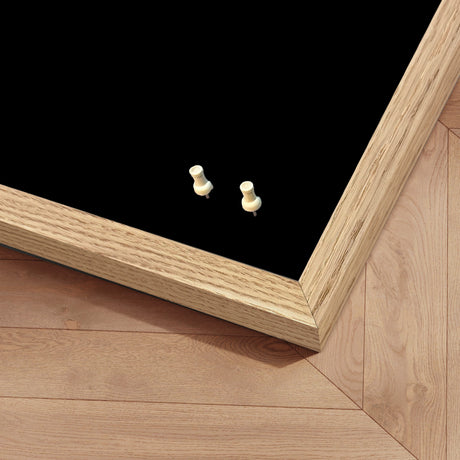 Opslagstavle med egetræsramme - Liqourice