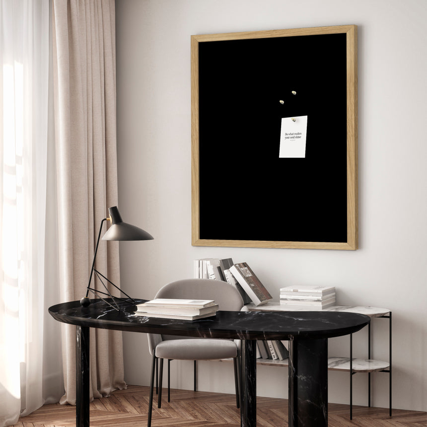 Opslagstavle med egetræsramme - Liqourice